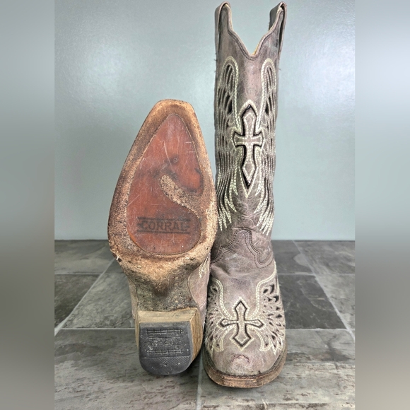 Y2K CORRAL WING & CROSS DISTRESSED WESTERN SEQUIN BOOTS. - Picture 7 of 12